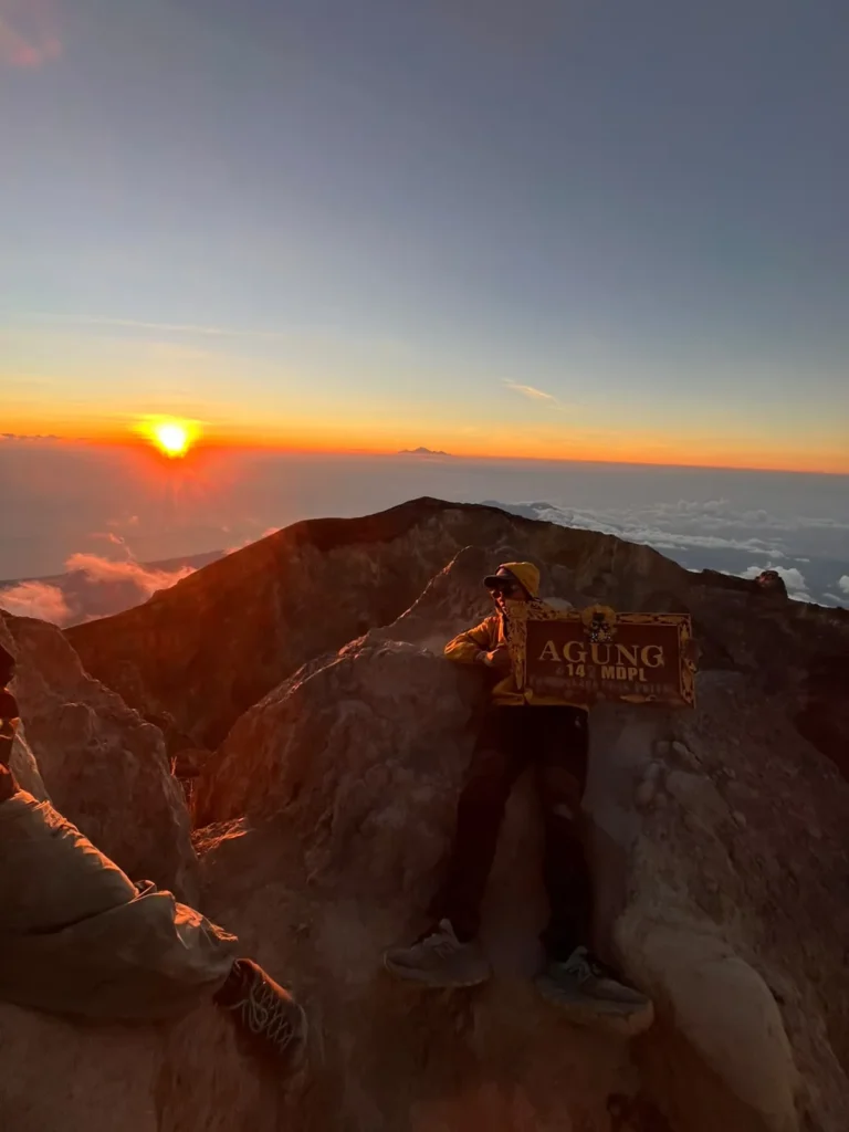 Hero Komang Trekking Mount Agung